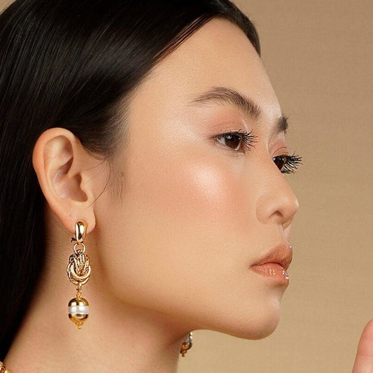 Aros colgantes con eslabones dorados y perlas naturales. Diseño liviano, elegante y con movimiento. Ideales para un look sofisticado.