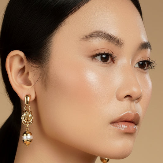Aros colgantes con eslabones dorados y perlas naturales. Diseño liviano, elegante y con movimiento. Ideales para un look sofisticado.