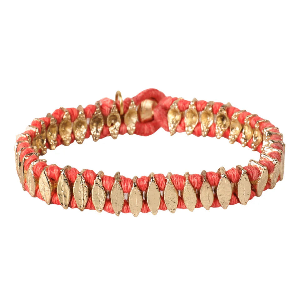 Pulsera Nabila Leaf de lujo artesanal con hojas metálicas doradas y tejido rojo, hecha a mano, diseño exclusivo de joyería semi lujo
