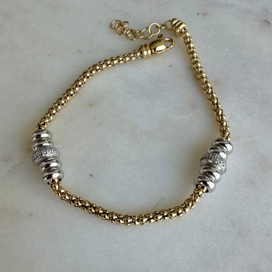 Bracciale Cilindri Lux – Twist de Trovare Chile: hecho en Italia en plata 925 dorada con cilindros pavé de zircones blancos. Diseño ajustable, elegante y sofisticado, símbolo de lujo italiano contemporáneo.