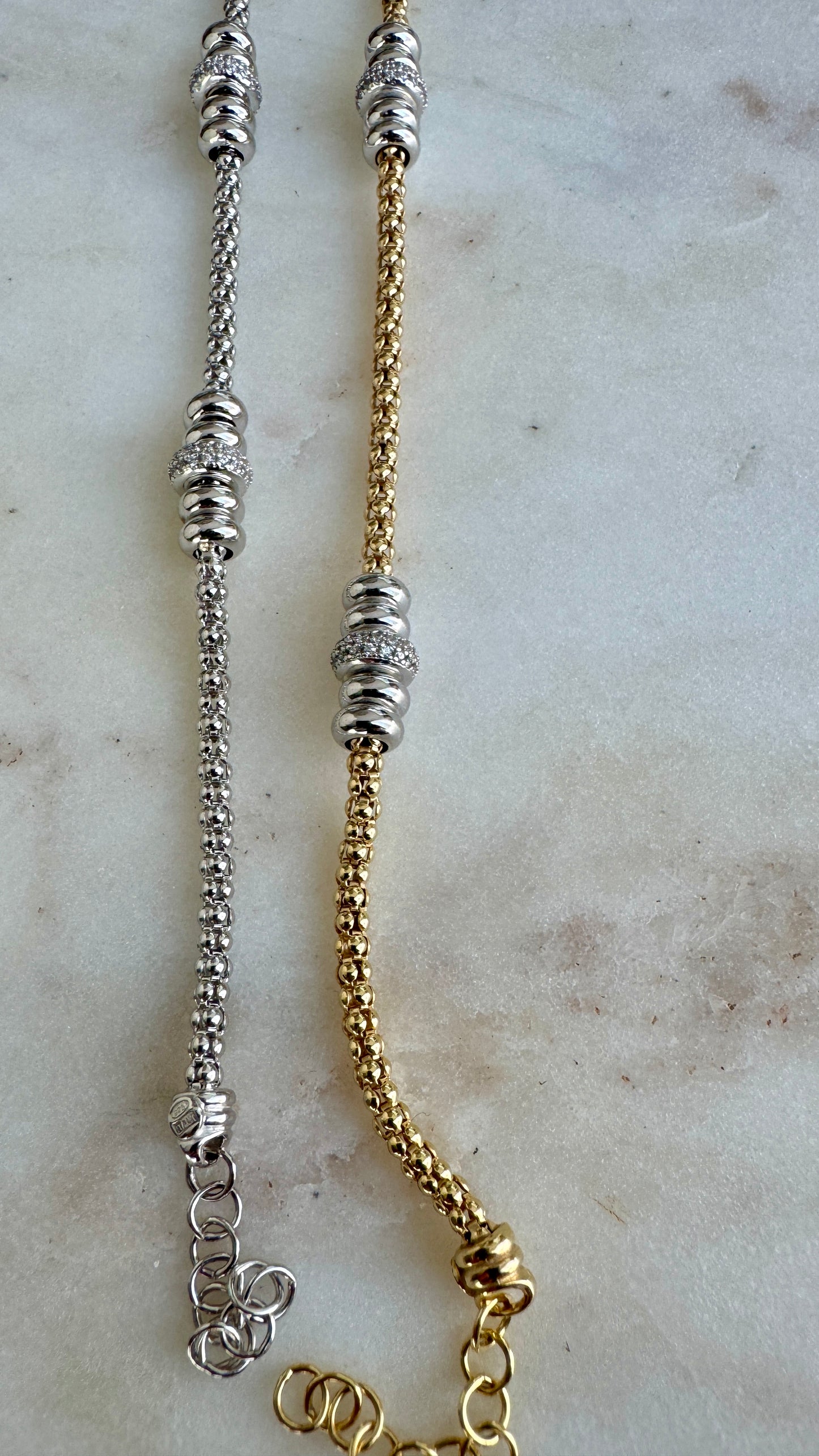 Bracciale Cilindri Lux – Twist de Trovare Chile: hecho en Italia en plata 925 dorada con cilindros pavé de zircones blancos. Diseño ajustable, elegante y sofisticado, símbolo de lujo italiano contemporáneo.