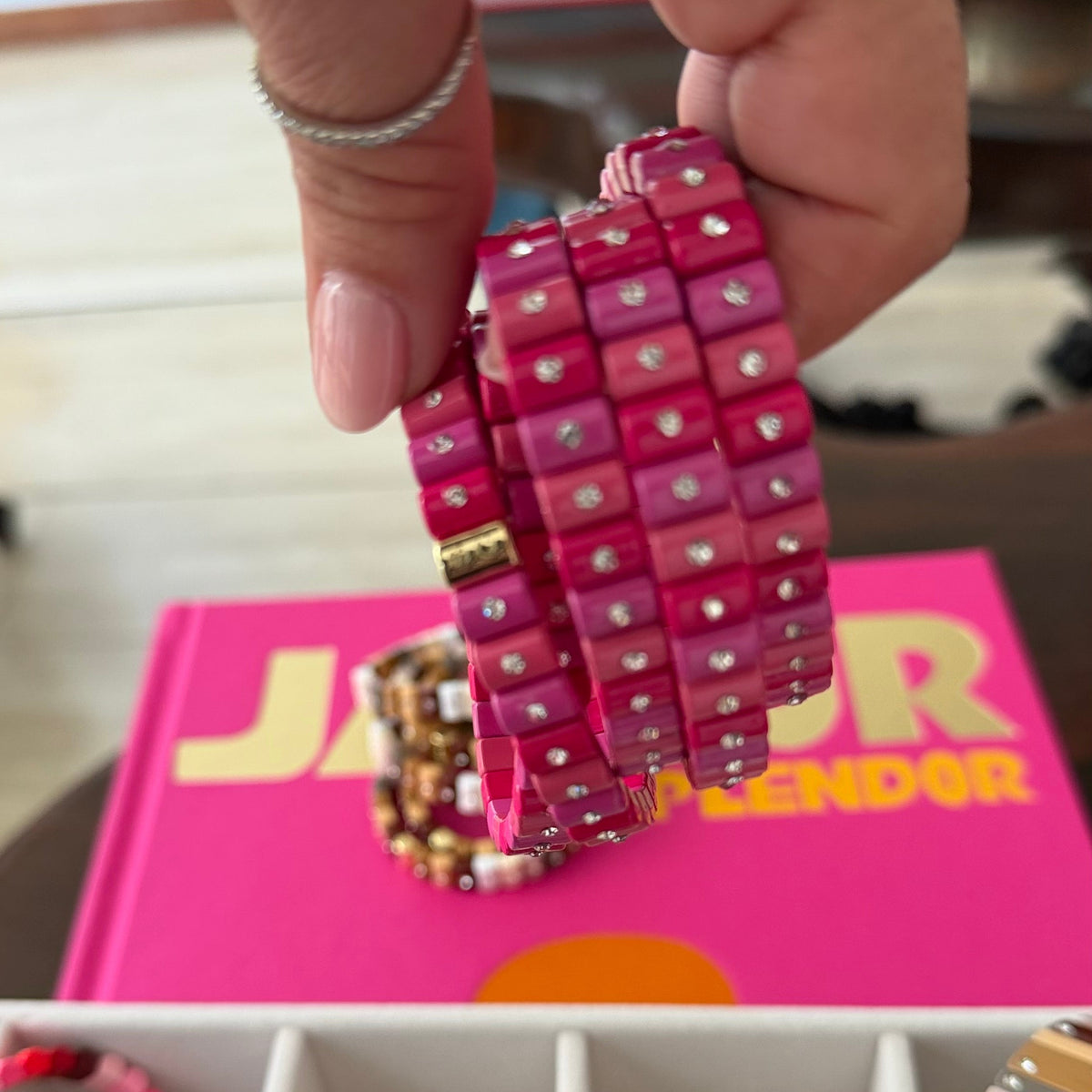 Pulseras elásticas Dominó en tonos magenta y fucsia con cristales
