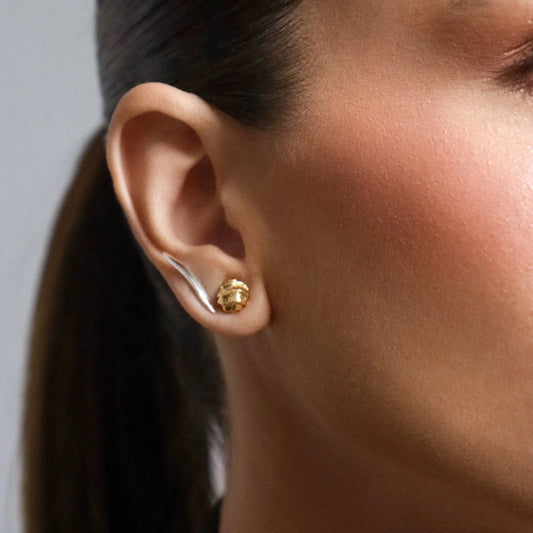 Modelo usando el set de aros Merce bañados en oro 18k – Anna Prata Chile