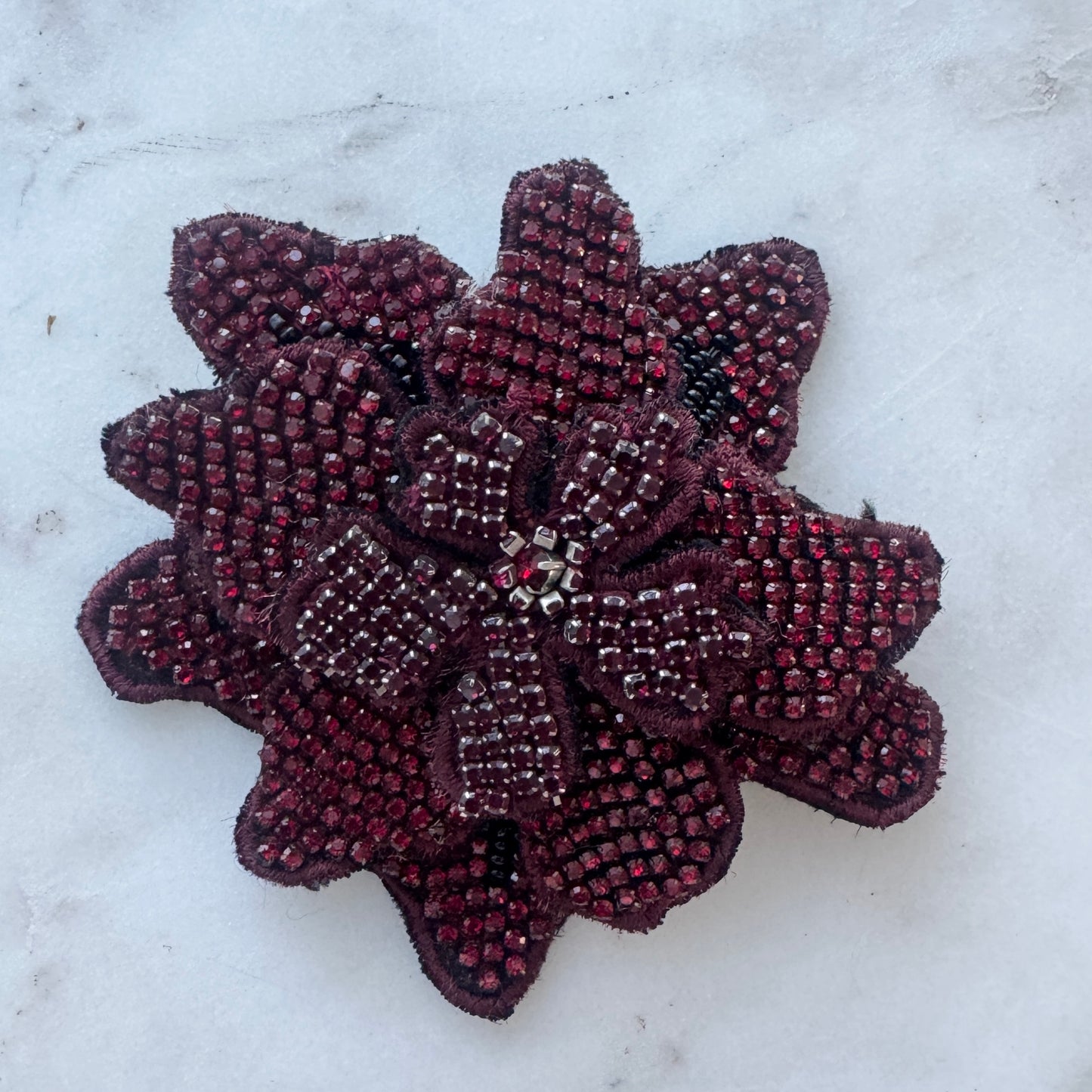 accesorio pelo fiesta con cristales burdeo