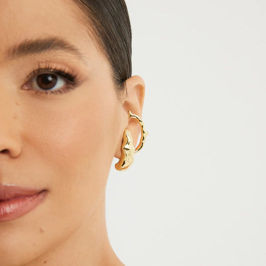 Detalle del diseño curvo de los aros Vanessa dorados – Anna Prata Chile