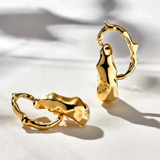 Detalle del diseño curvo de los aros Vanessa dorados – Anna Prata Chile