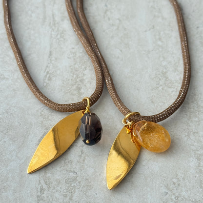 Collar con Cuarzo Ahumado y Hoja 24k