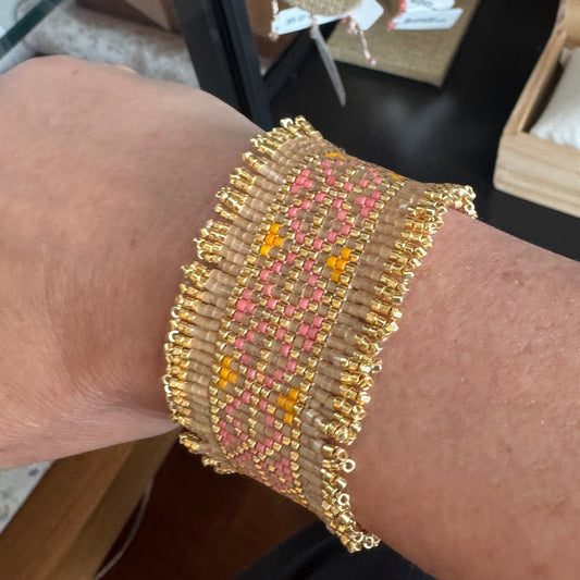 Pulsera Miyuki Creamy Peach & Gold – Hecha a mano, baño de oro, diseño geométrico elegante