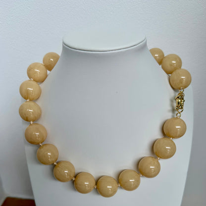 Collar Chewy Gum color Butter Yellow, esferas de resina hechas a mano en Italia con broche timón