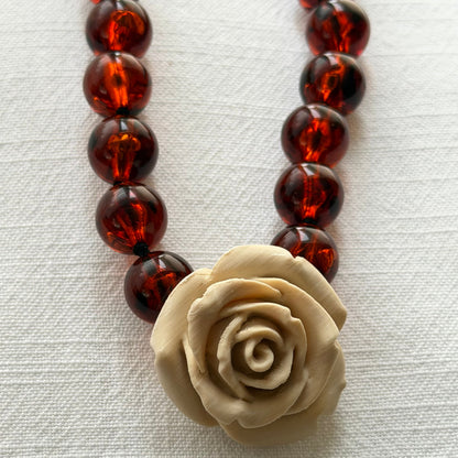 Collar Camelia Tartaruga Resina Italiana