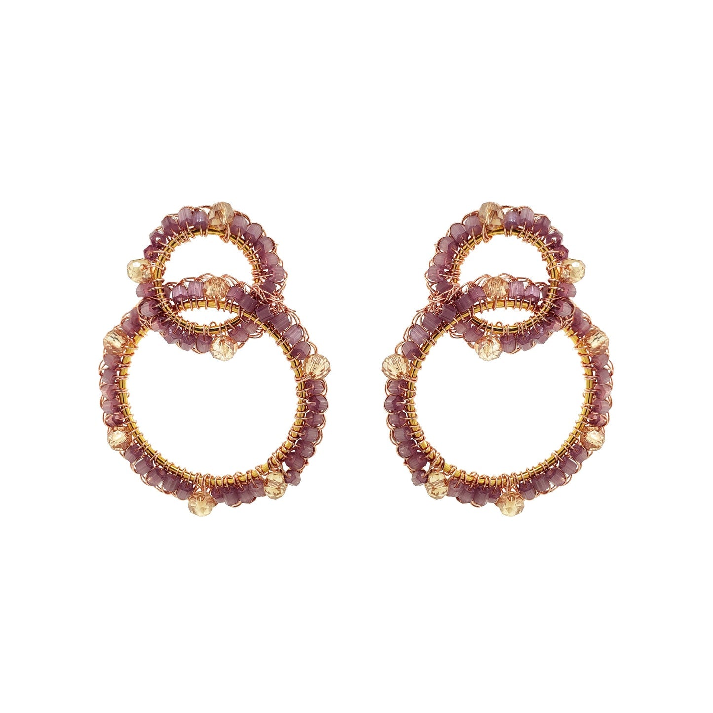 Aros Breeze Lavender Mix High Roller tejidos a mano en hilo de oro rosa 18k con cristales lavanda
Pendientes artesanales brasileños con técnica de crochet y acabado brillante
