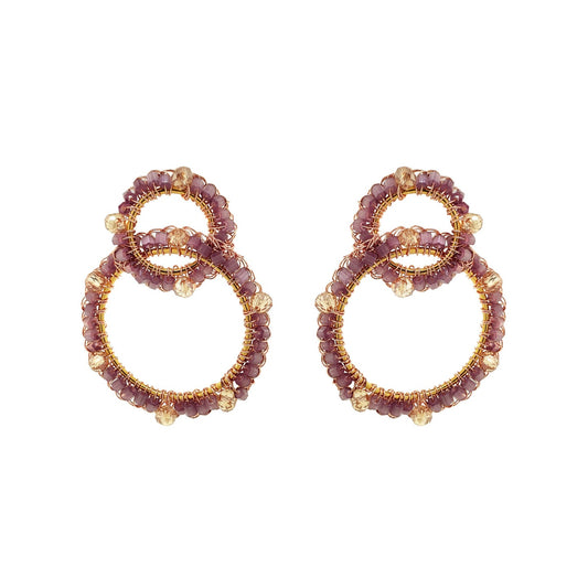 Aros Breeze Lavender Mix High Roller tejidos a mano en hilo de oro rosa 18k con cristales lavanda
Pendientes artesanales brasileños con técnica de crochet y acabado brillante
