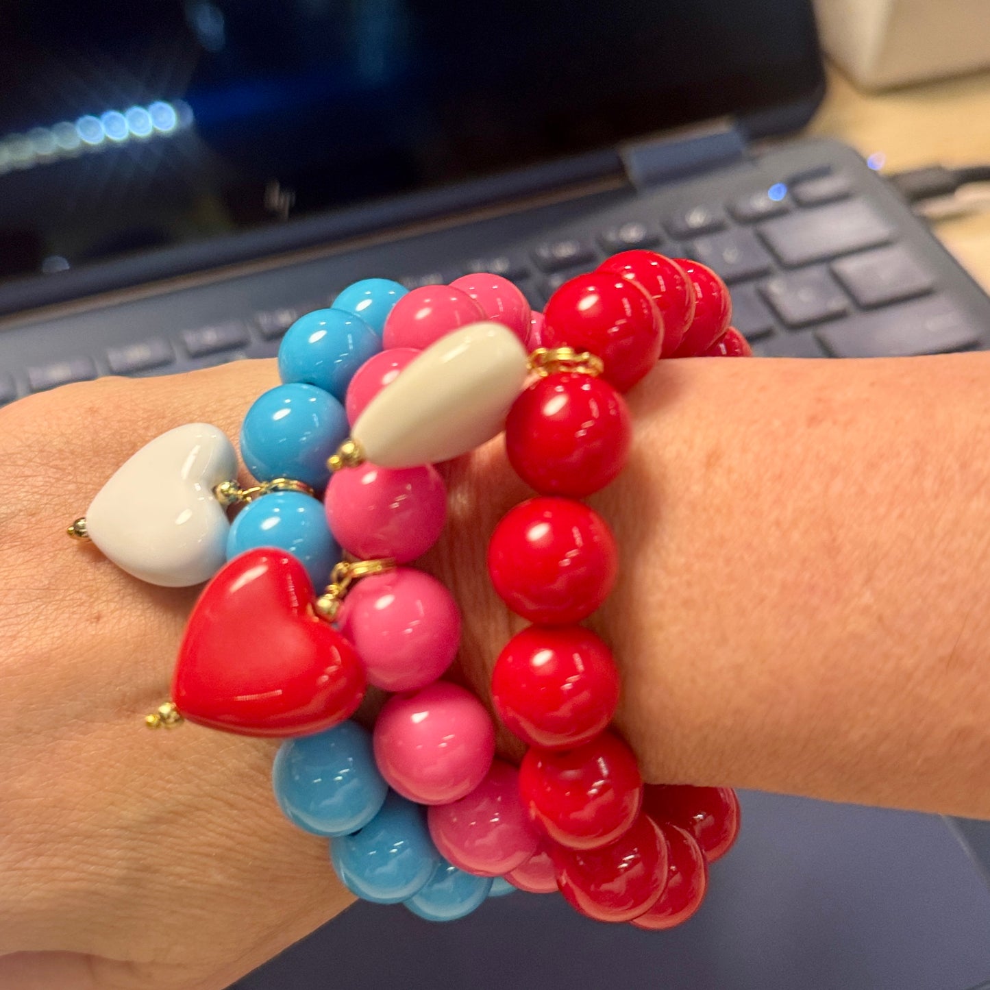 Pulsera Beige Corazón Negro - Resina Italia