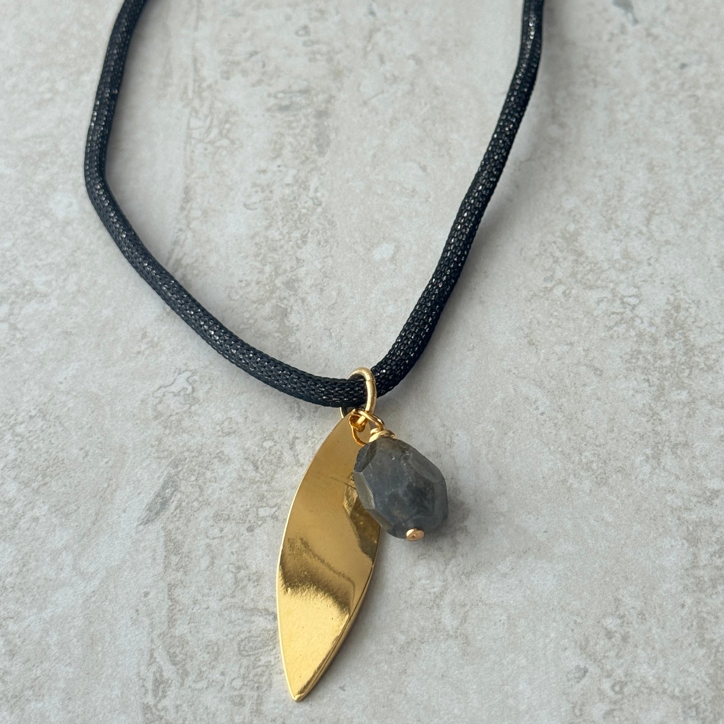 Collar Labradorita con Hoja 24k