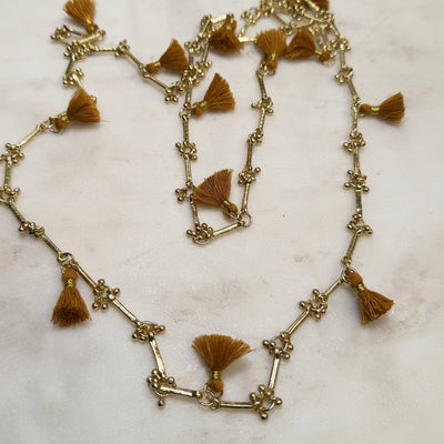 Collar Fulj café con pompones – House of Tuhina | Trovare Chile