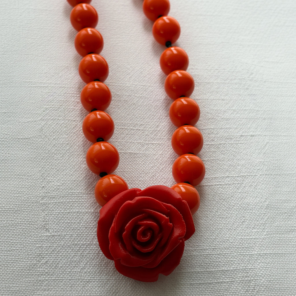 Collar Camelia roja naranjo – vista adicional – Trovare Chile