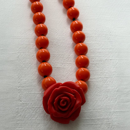 Collar Camelia roja naranjo – vista adicional – Trovare Chile