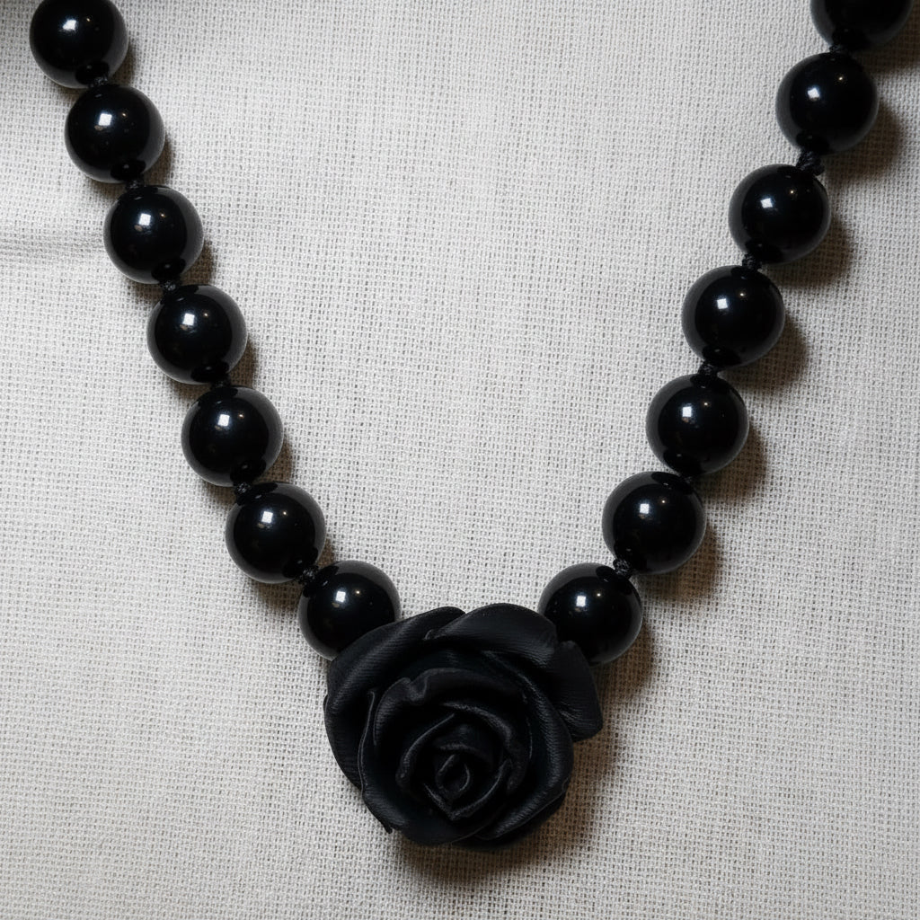Collar Camelia negro total – detalle – Trovare Chile