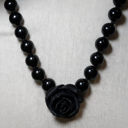 Collar Camelia negro total – detalle – Trovare Chile