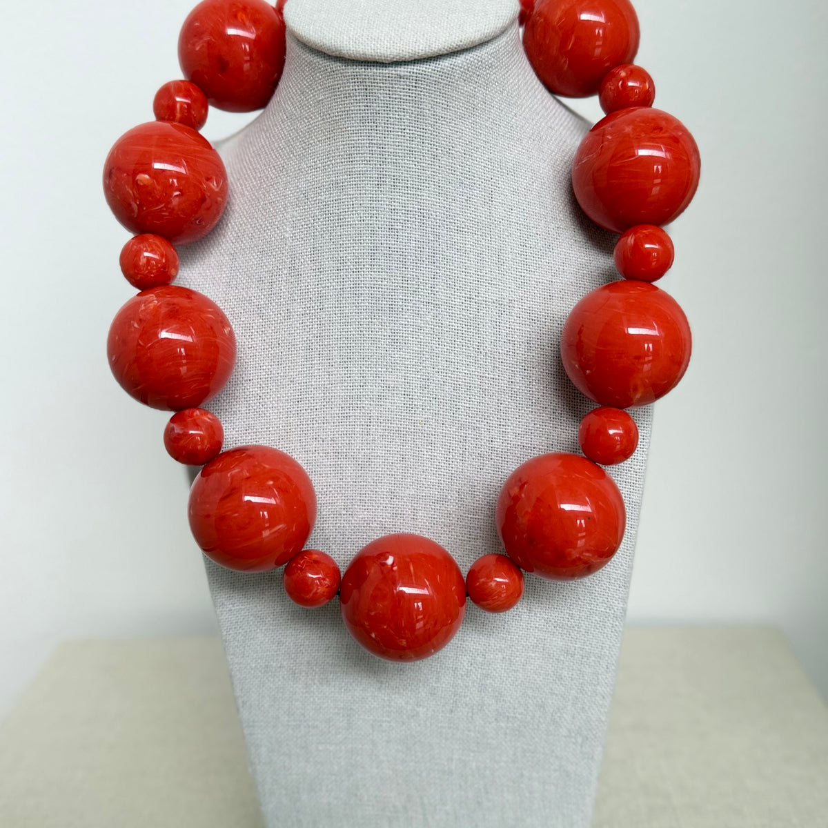Collar Alternata color naranjo, esferas de resina italiana en dos tamaños, hecho a mano en Italia