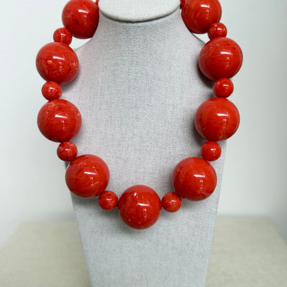 Collar Alternata color naranjo, esferas de resina italiana en dos tamaños, hecho a mano en Italia