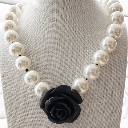 Collar Camelia perla negro – vista 3 – Trovare Chile