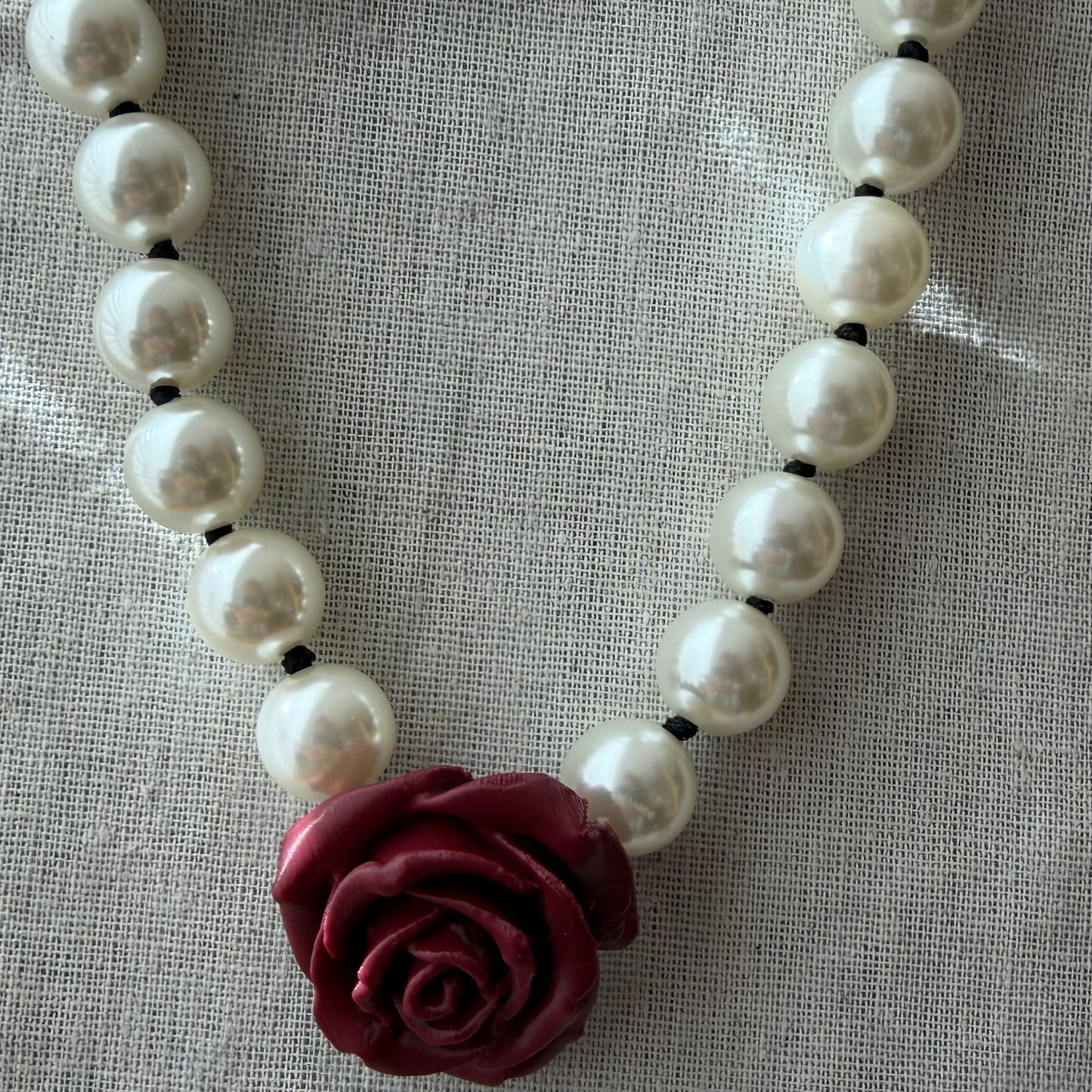 Collar Camelia Burgundy Perla Resina