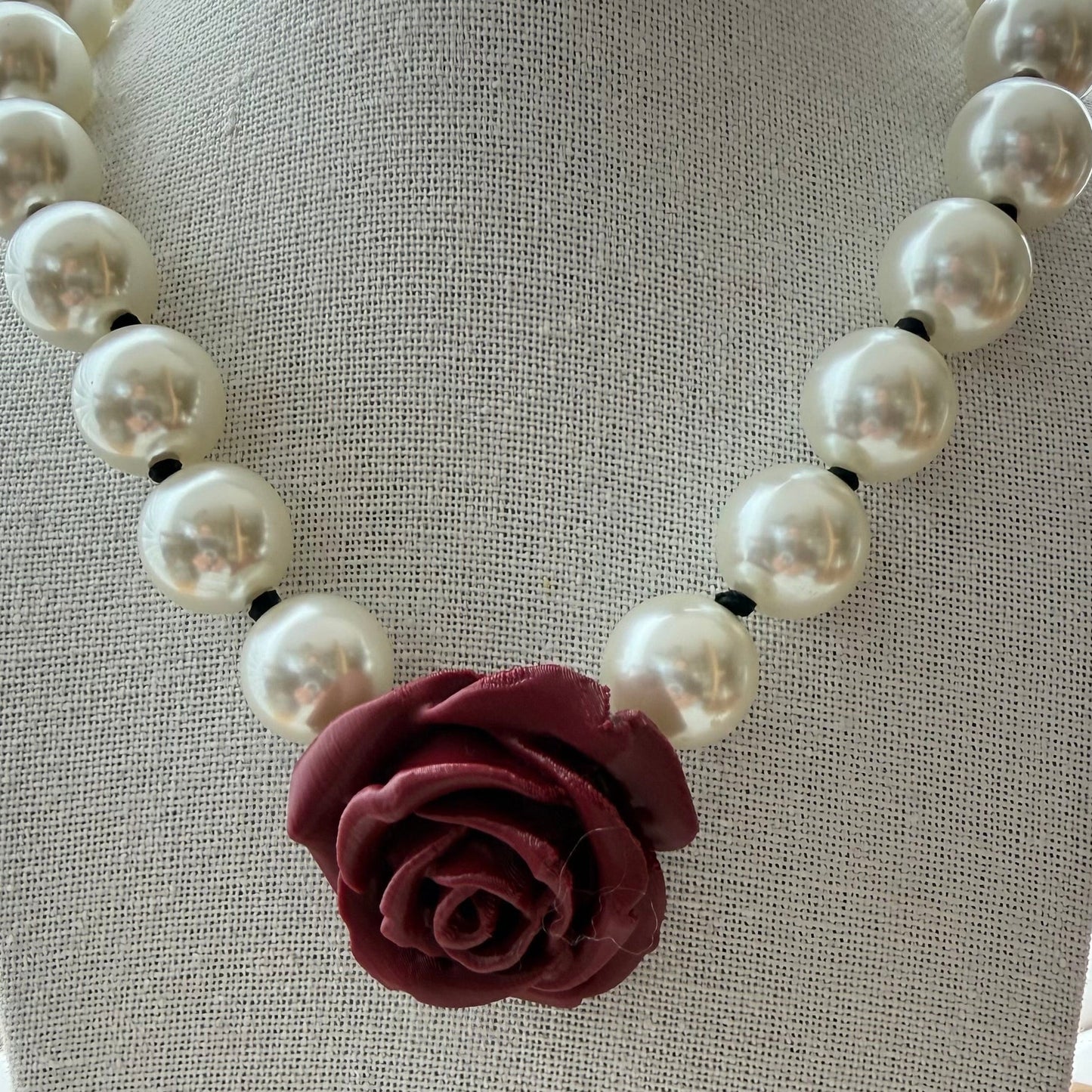 Collar Camelia Burgundy Perla Resina