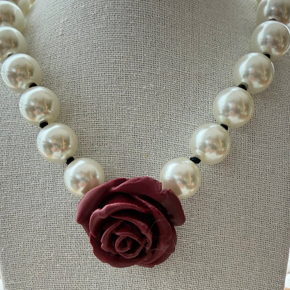 Collar Camelia Burgundy Perla Resina