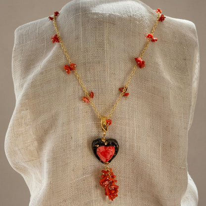 Collar Cuore Nero – Hecho en Italia con Coral Rojo Natural, Cerámica Artesanal, Perla Barroca y Cadena Baño de Oro