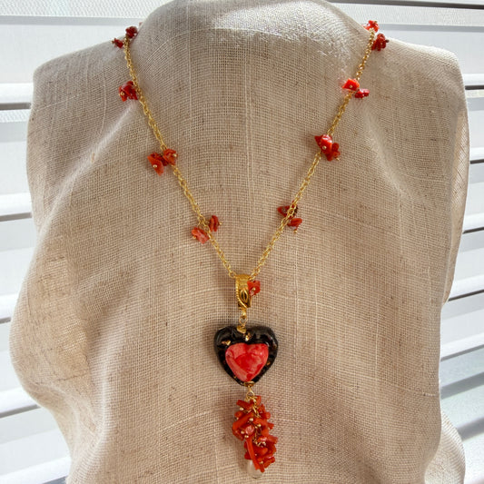 Collar Cuore Nero – Hecho en Italia con Coral Rojo Natural, Cerámica Artesanal, Perla Barroca y Cadena Baño de Oro
