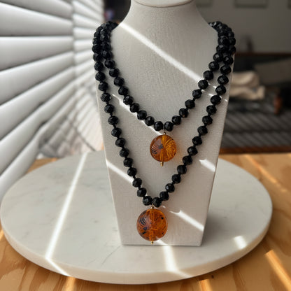Collana Sfera – Collar Artesanal de Cristal y Resina Negro Ambar