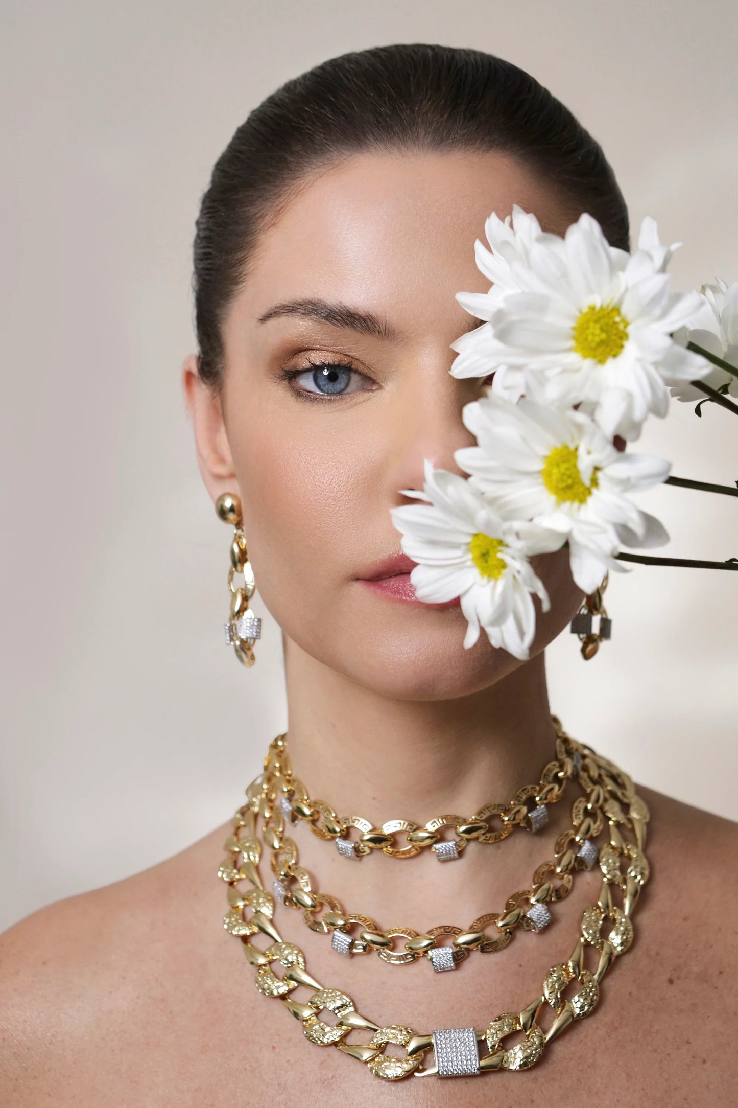 Collar Laguna – Statement Dorado Semilujo con Zirconia