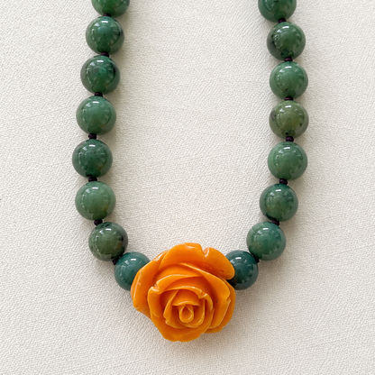Collar Camelia naranja oliva – vista adicional – Trovare Chile