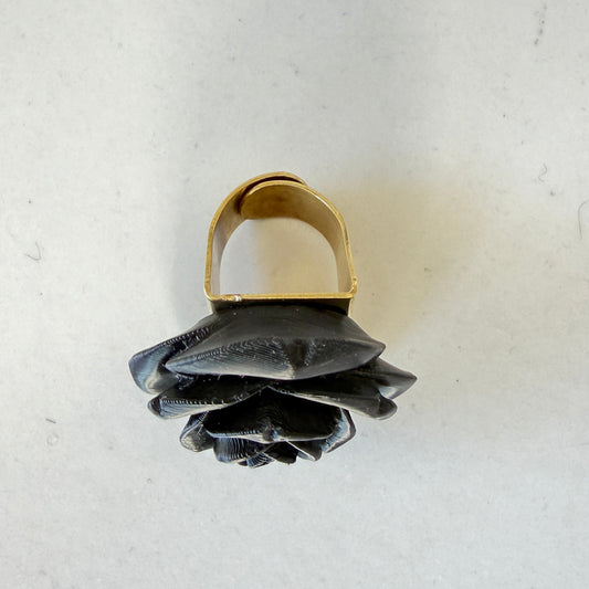 Anillo Camelia Negro | Anillo Ajustable con Flor de Resina