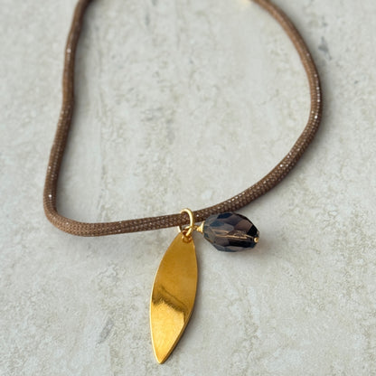 Collar con Cuarzo Ahumado y Hoja 24k