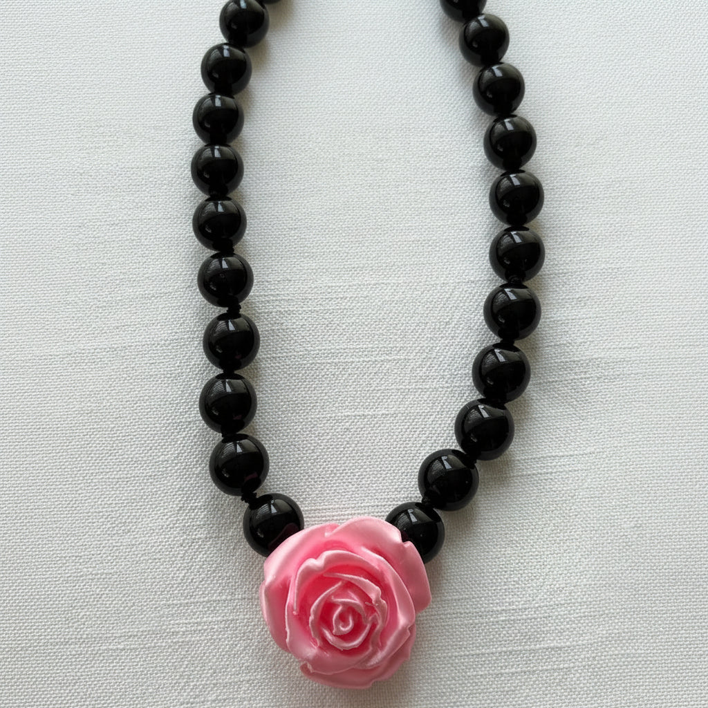 Collar Camelia rose y negro – vista 4 – Trovare Chile