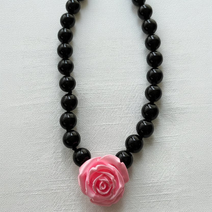 Collar Camelia rose y negro – vista 4 – Trovare Chile