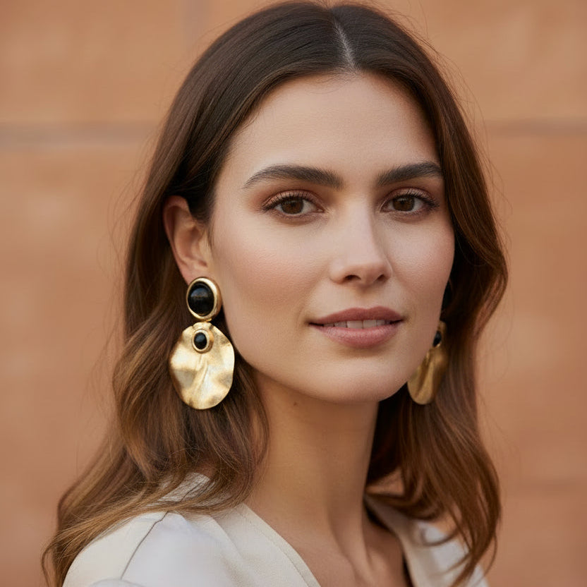 Aros Julieta Negro Baño de Oro 18K y Resina Negra