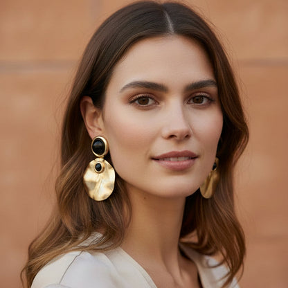 Aros Julieta Negro Baño de Oro 18K y Resina Negra