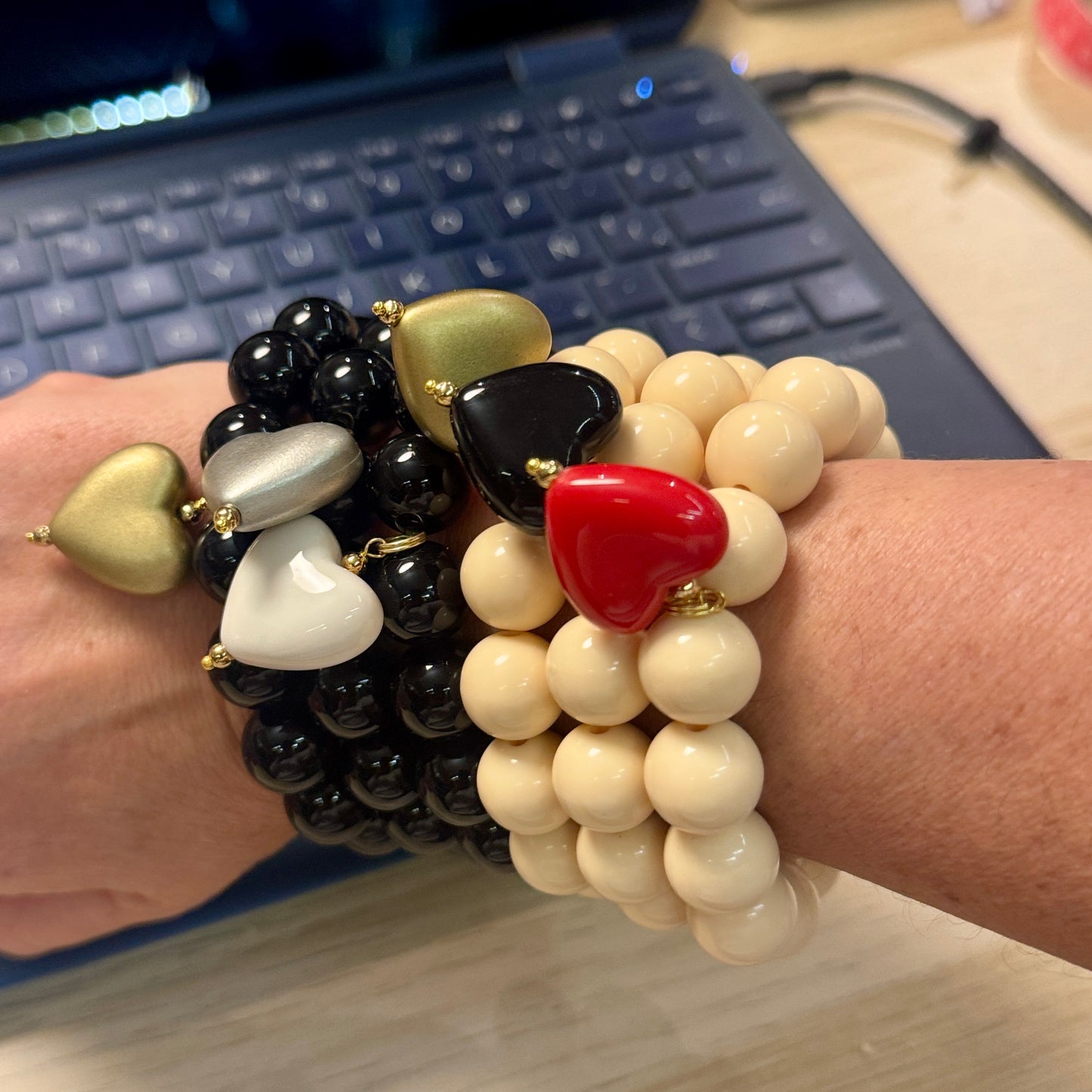 Pulsera Beige Corazón Negro - Resina Italia