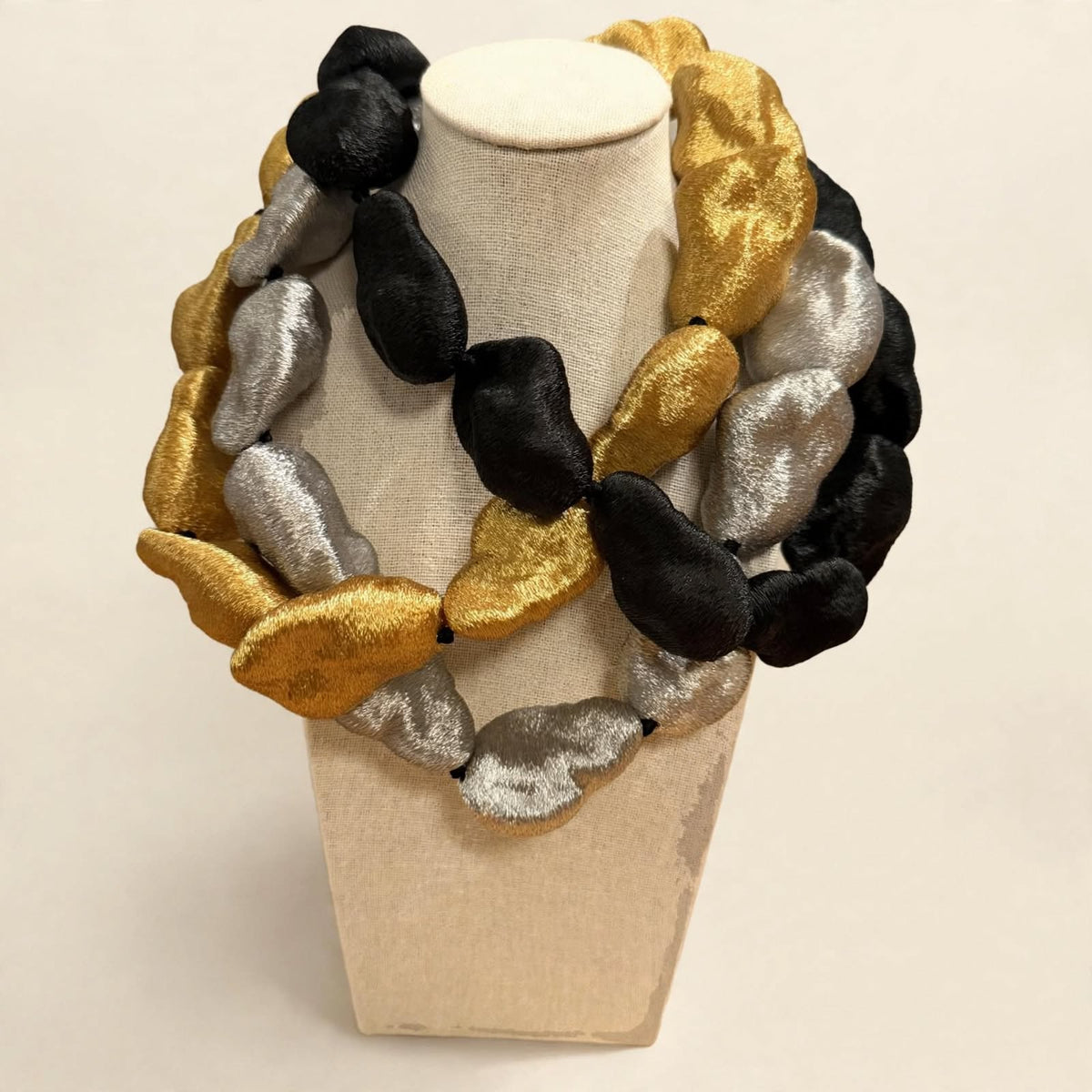 Collar Marylin de resina italiana – Trovare Chile