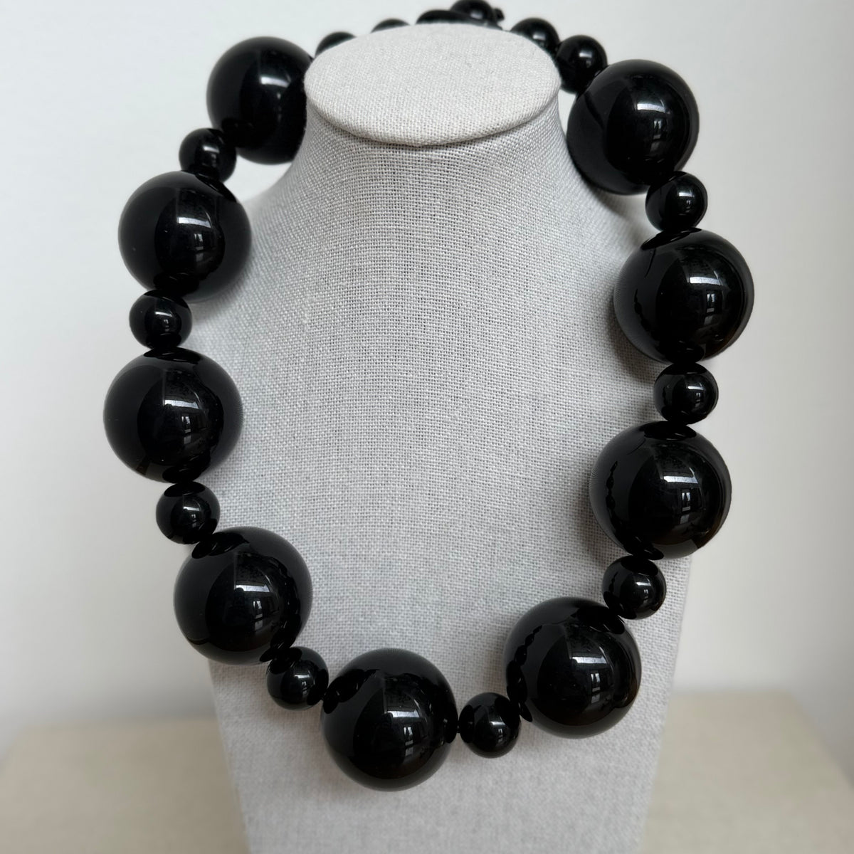 Collar Alternata color negro, esferas de resina italiana en dos tamaños, hecho a mano en Italia