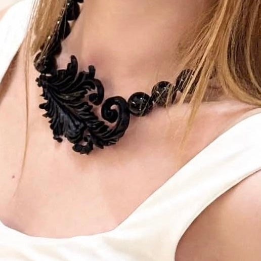 Collar Kokoro de resina – vista 4 – Trovare Chile