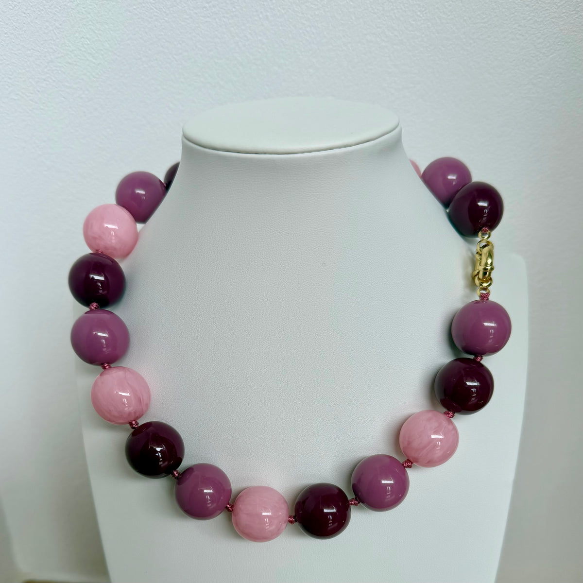 Collar Chewy Gum color Magenta, esferas de resina hechas a mano en Italia con broche timón