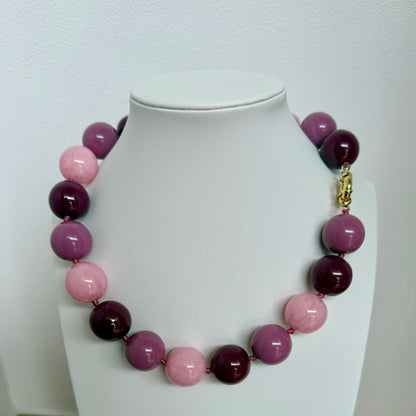 Collar Chewy Gum color Magenta, esferas de resina hechas a mano en Italia con broche timón