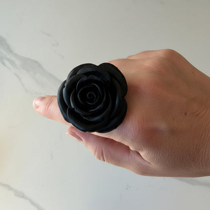 Anillo Camelia Negro | Anillo Ajustable con Flor de Resina
