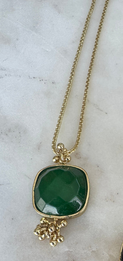 Collar Nia Pendiente Largo Verde - Collar artesanal con piedra semipreciosa verde y acabado dorado