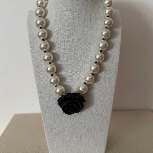 Collar Camelia perla y negro de resina italiana – Trovare Chile