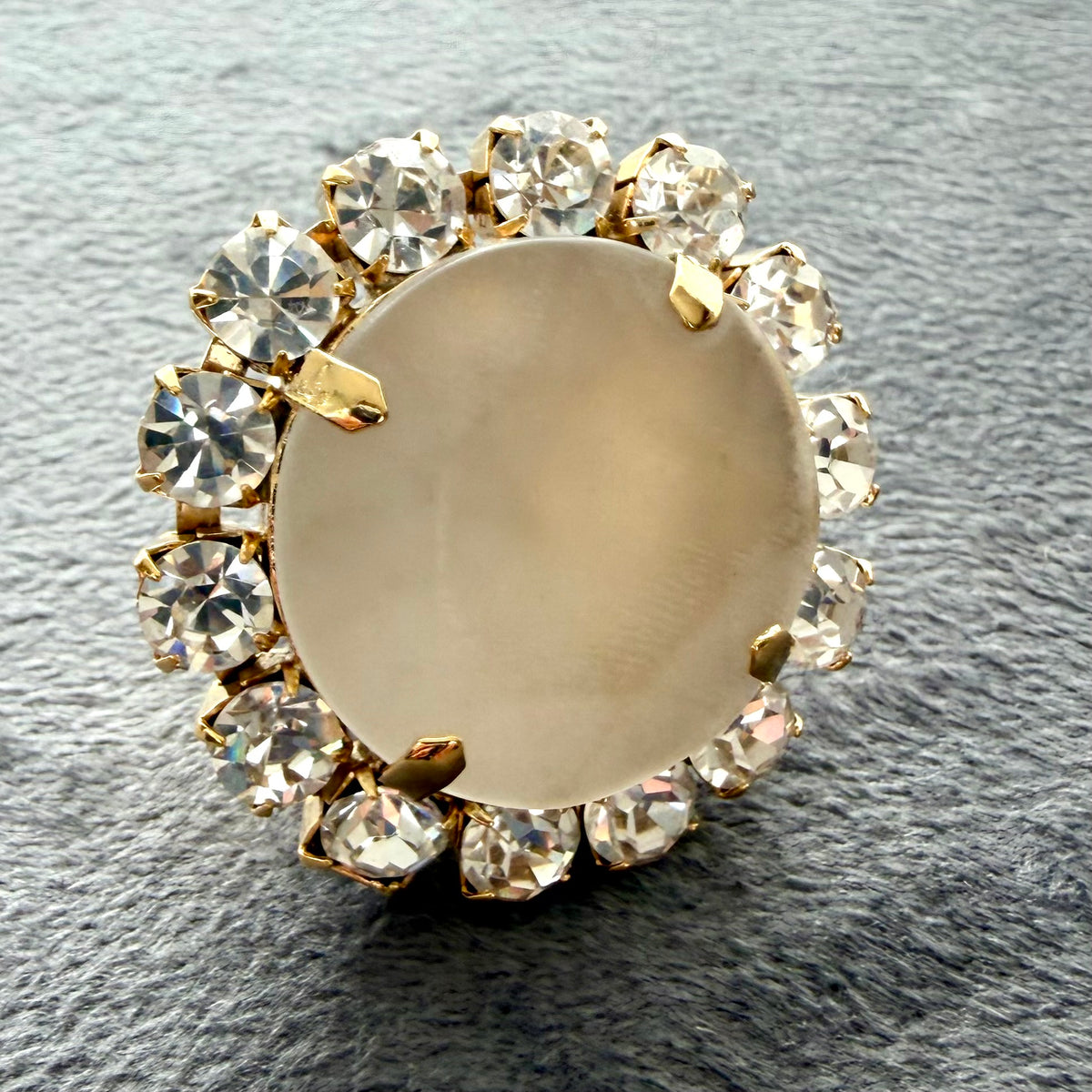 Anillo blanco con cristales hecho en Italia – detalle
